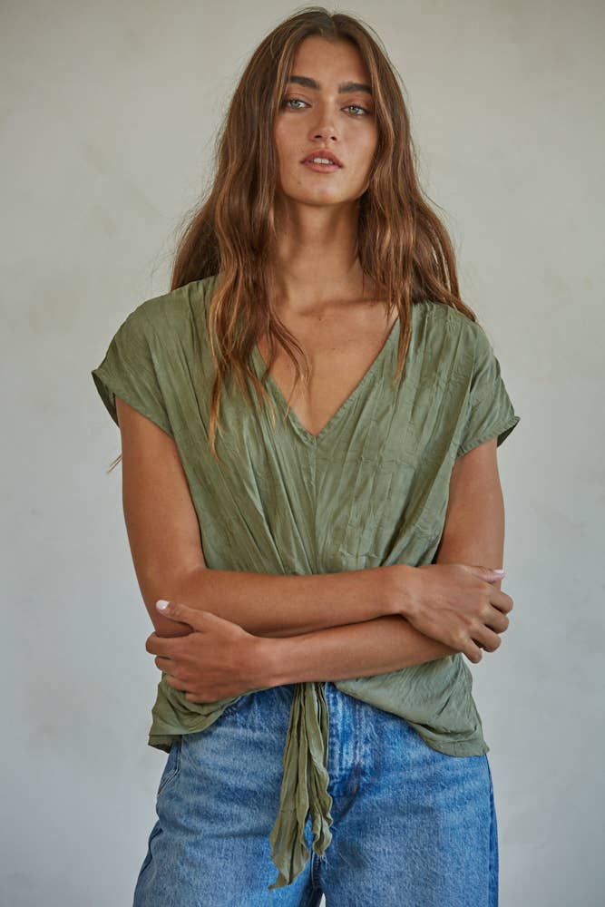 By Together - Vente Chemisier – femme - L6953 | Haut sans manches à col en V en polyester tissé avec nœud à l'avant2