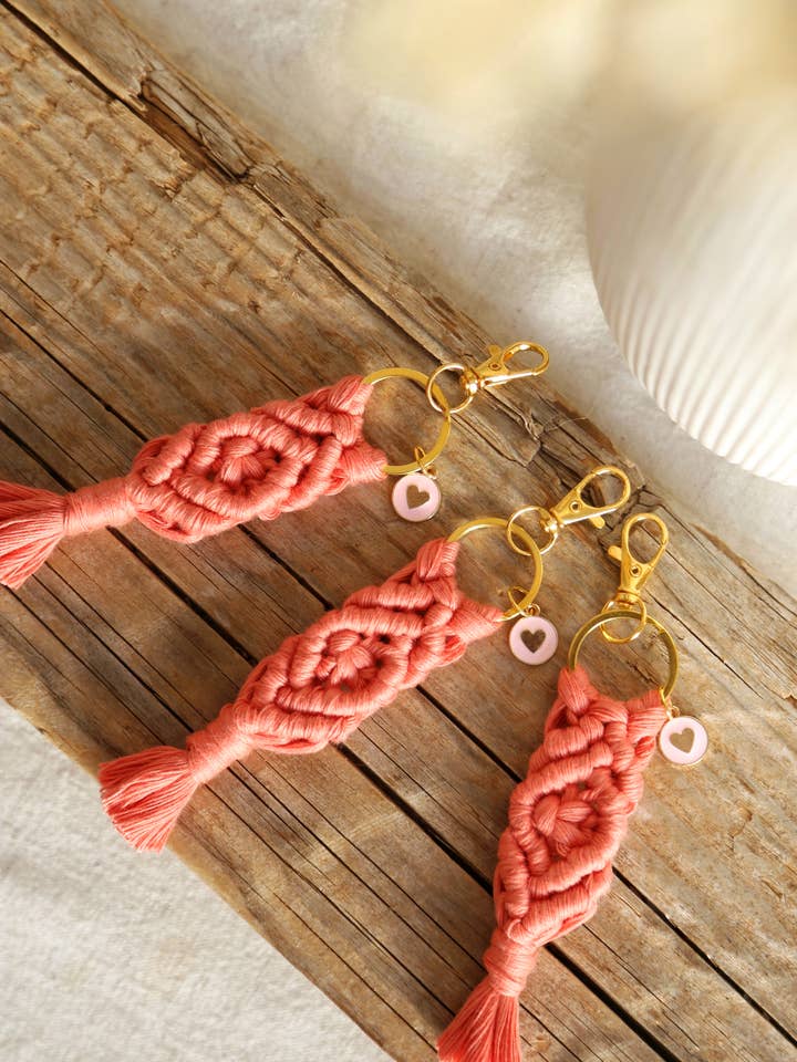 Macramé Sleutelhanger met Hart Bedel voor wholesale door The Frenchie Knot