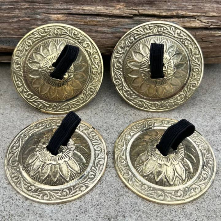 2 Paar Fingerzimbeln aus Messing mit Lotusblütenmotiv für den Bauch für den Großhandel von Lungta Imports