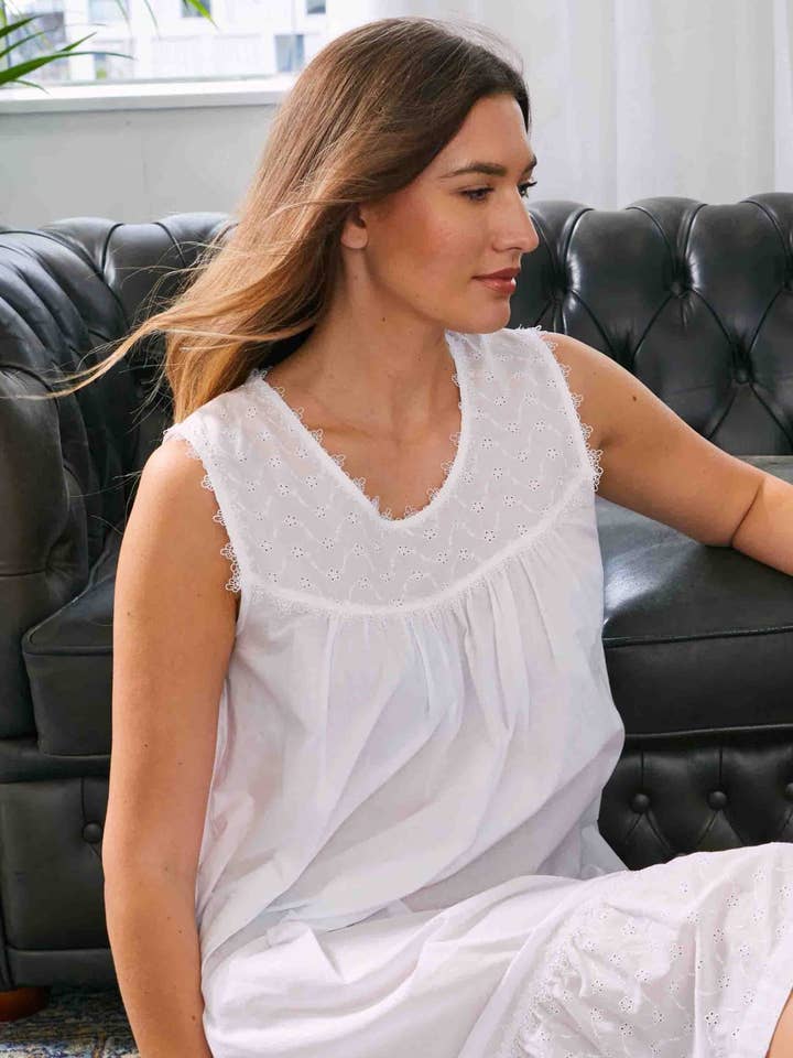Chemise de nuit sans manches en voile de coton Tyne et broderie anglaise pour la vente par Cottonreal