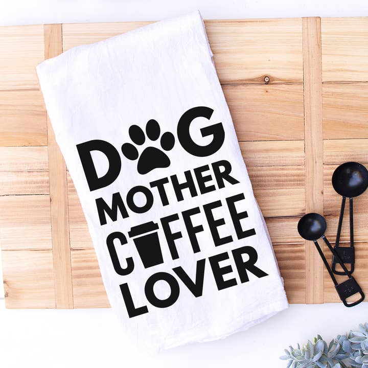 Dog Mother Coffee Lover, torchon de cuisine pour propriétaires de chiens pour la vente par Designing Moments