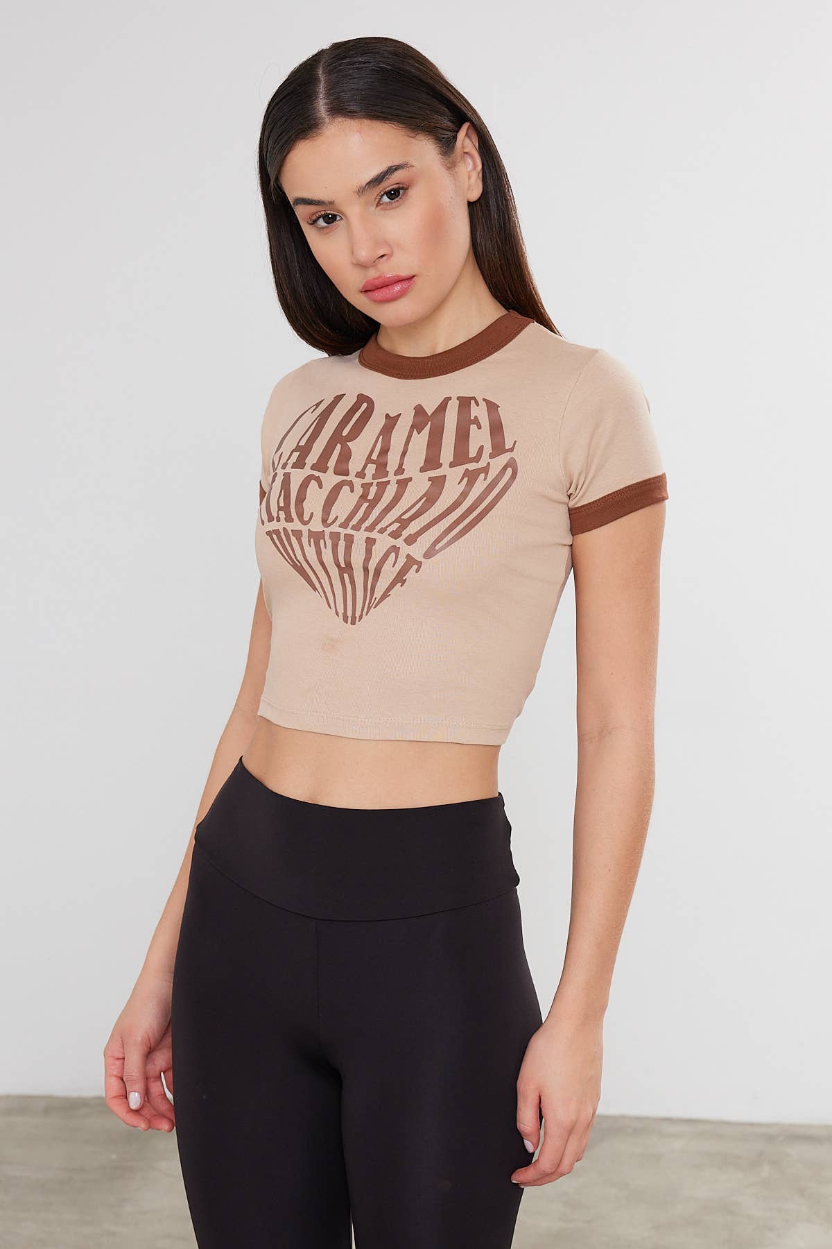 VAV NEW YORK – T-shirt estampada - Mulher por atacado – T-shirt de mulher com estampa de coração cortado Crop Top com estampa de coração4