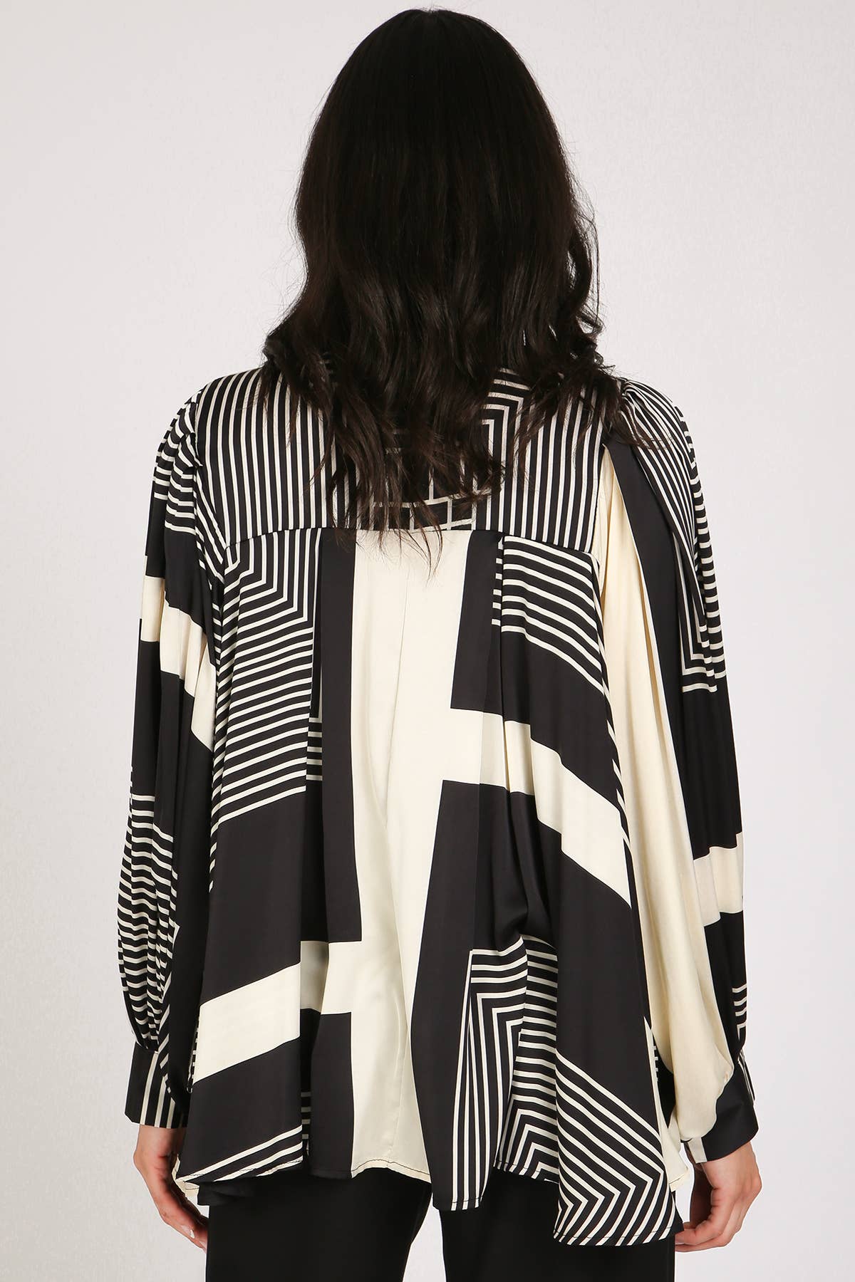 Preto Blusa de Cetim com Laço de Contraste Geométrico KC2357 para venda a revendedores na Faire5