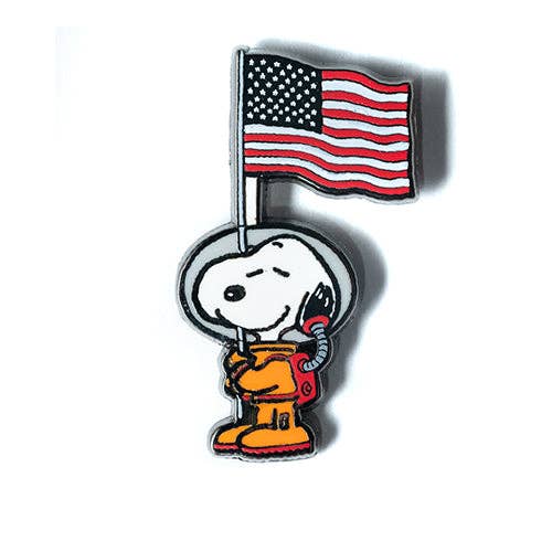 PINTRILL - Wholesale Lapel Pin/Button - PEANUTS - Astronaut Snoopy Flag Pin