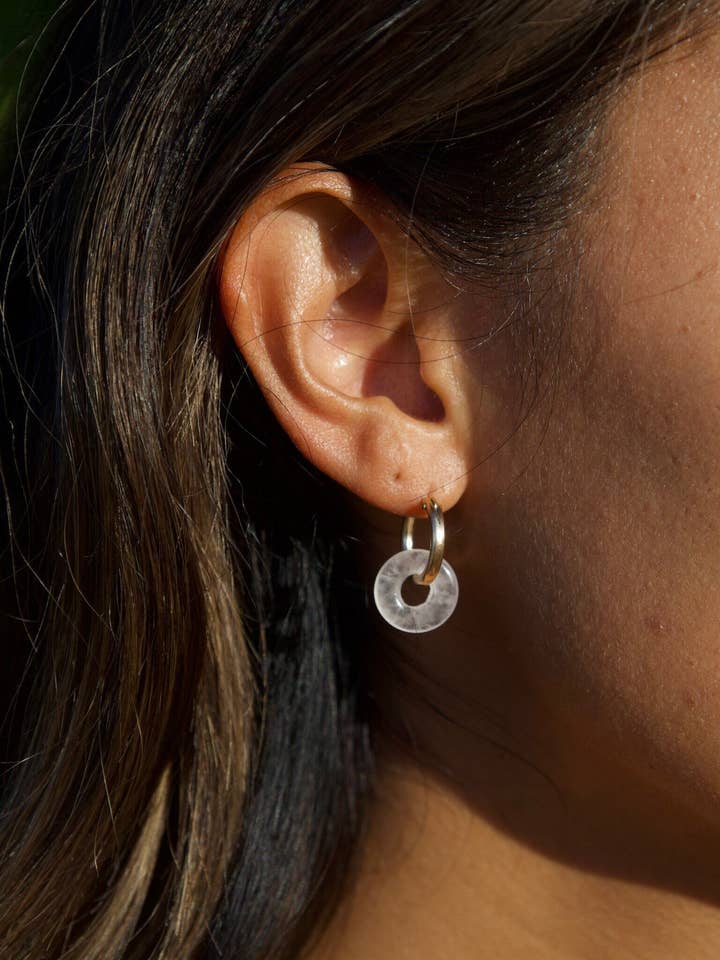 Aros Huggie dorados con colgantes en forma de rosquilla de piedras preciosas para venta al por mayor de For Me by Vi