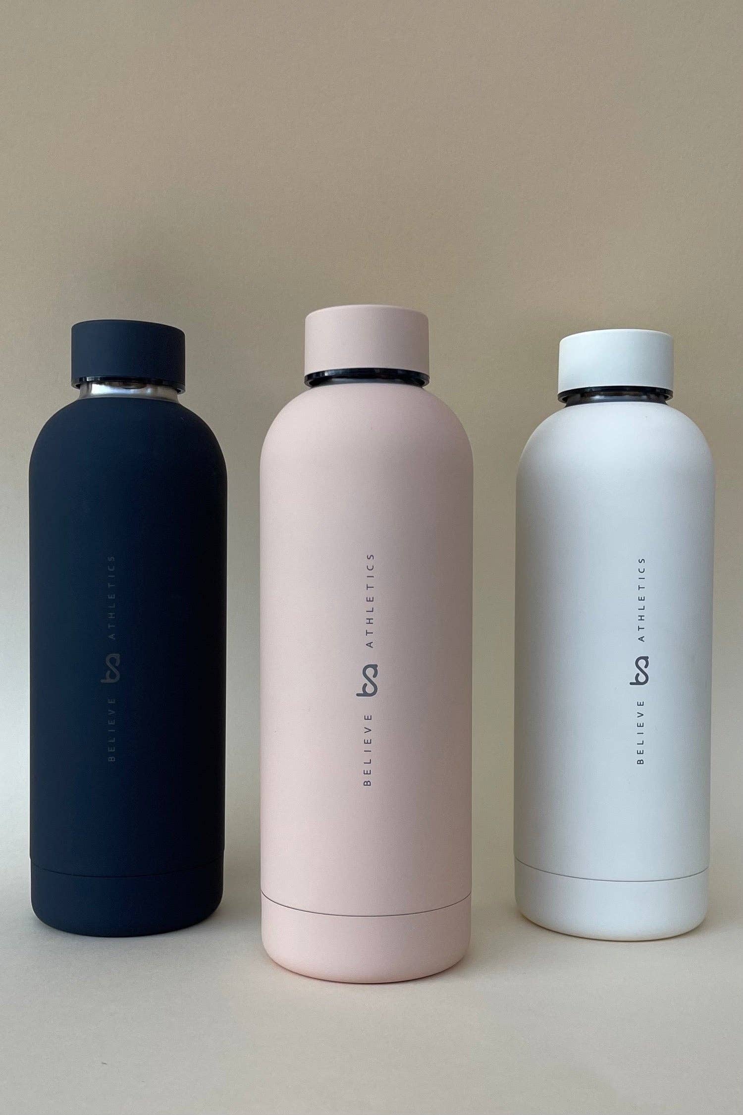 Believe Athletics - Venta al por mayor Botellas de agua - Botella isotérmica Water Me Happy blanca3