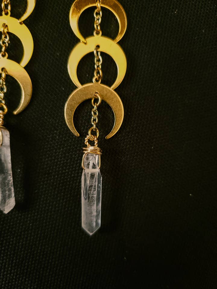 Triple Moon hängande örhängen med rå klar kvarts punkt accenter för wholesale av Wild Born Creations