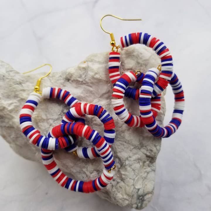 Patriotiska Heishi pärlörhängen för wholesale av The Pretty Jewellery