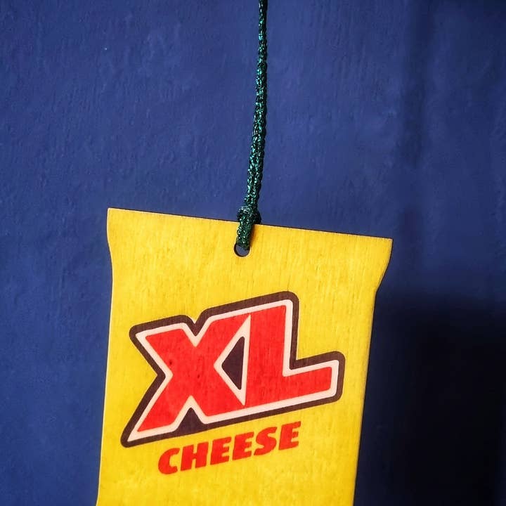 Fromage XL Chips Decoration, cadeau alimentaire Cumbria, ornement pour la vente par Go Your Own Way Apparel