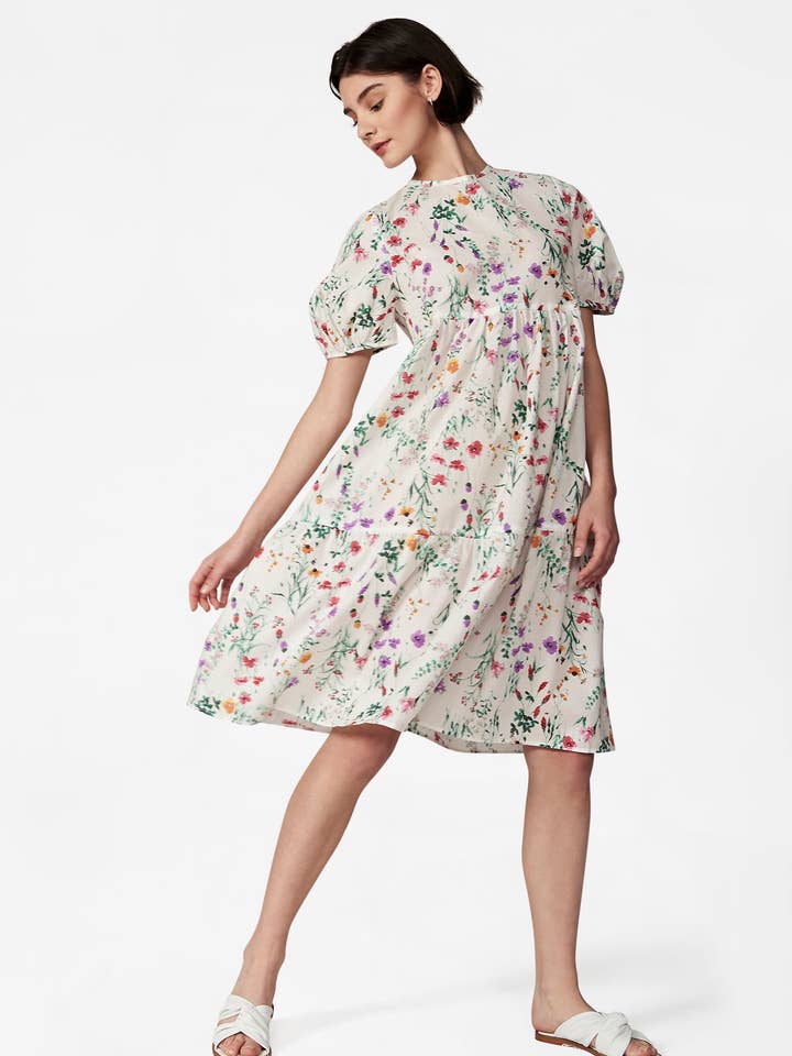 Madeline-jurk voor dames in kleurrijke lentetuin met bloemen voor wholesale door Casey Marks