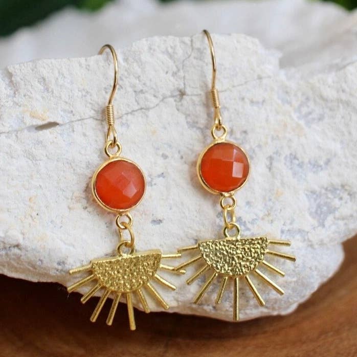 Karneol Gold Sonnen-Ohrringe mit Anhänger für den Großhandel von Livin Freely