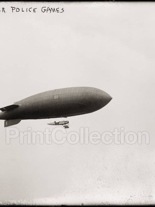 Blimp sur les jeux de police pour la vente par Print Collection