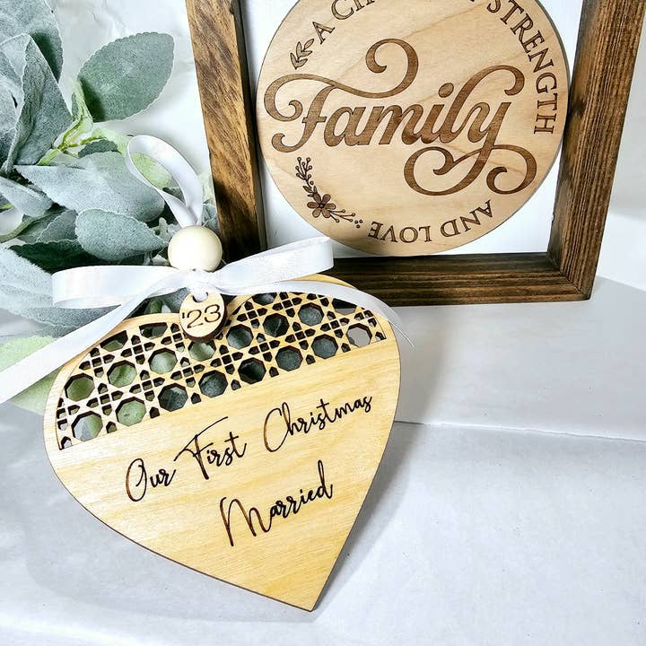 Décoration de mariage pour le premier Noël, en forme de cœur de style bohème, unisexe pour la vente par Cul de Sac Critters