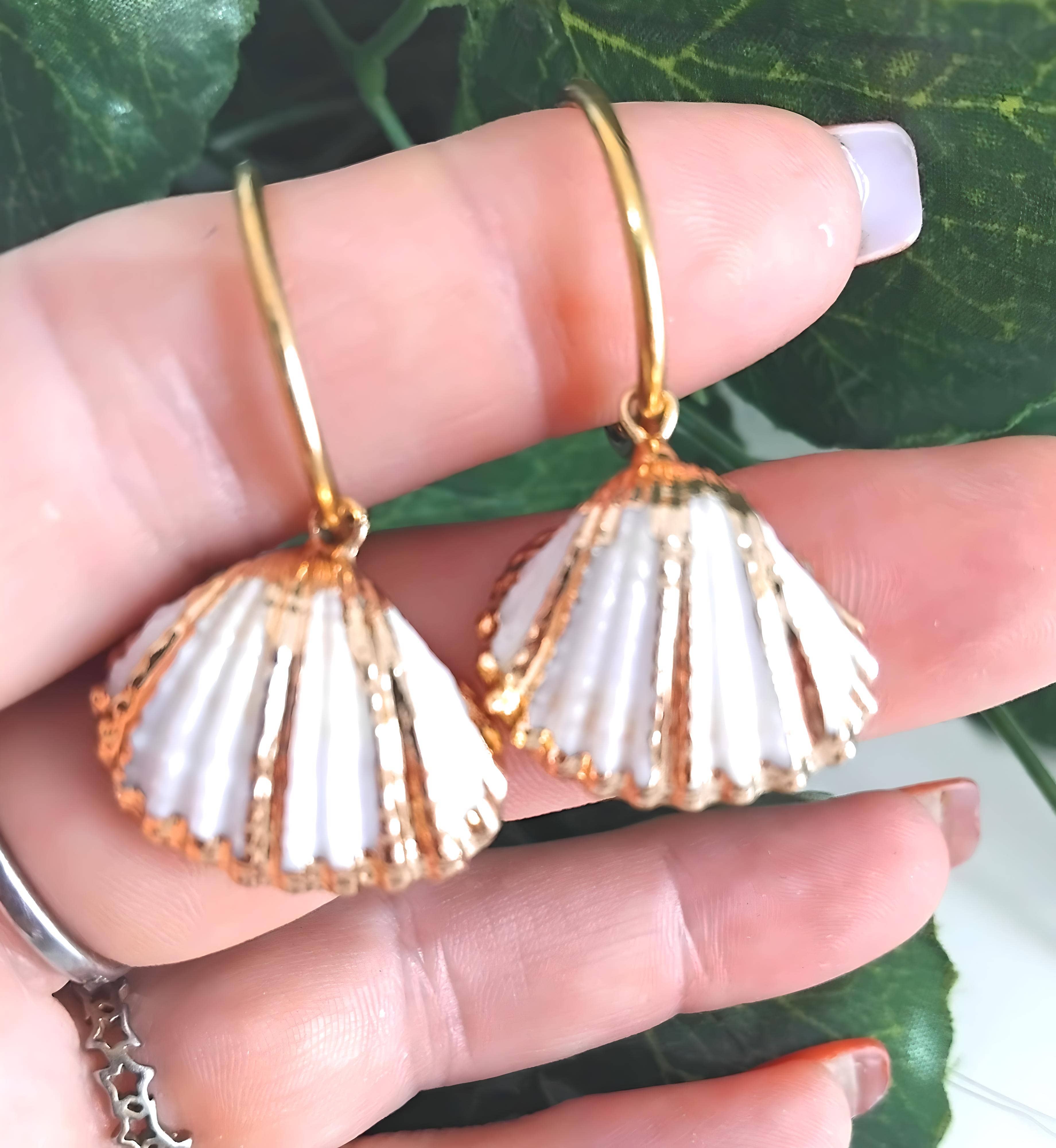 Wild & Free - Wholesale Hangende/ronde oorbellen - Schelp oorbellen, lange oorbellen1