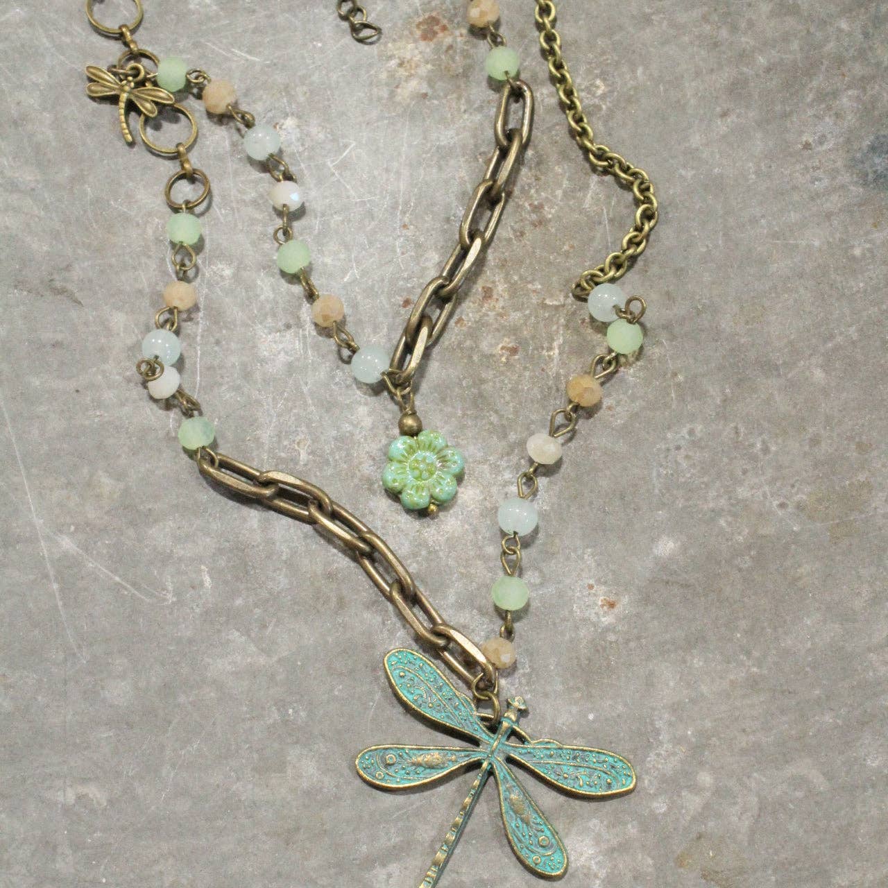 The Primitive Peddler, Inc. - Vente Colliers à pendentif - Collier Libellule en Perles de Verre Fleur Sauvage Picasso1