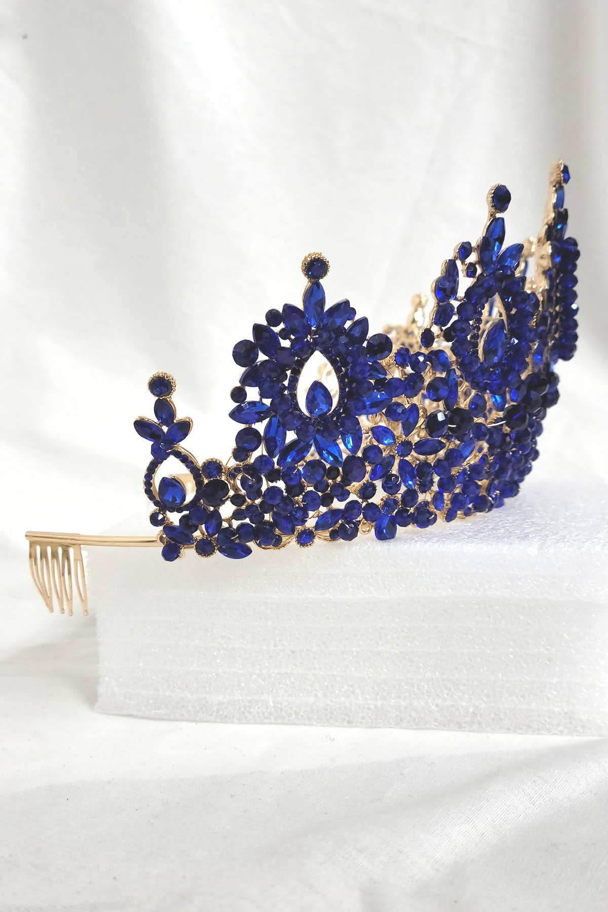 Chicas - Wholesale Tiara - Women's - Metal tiara with crystal balls and jewel rhinestones HT96228