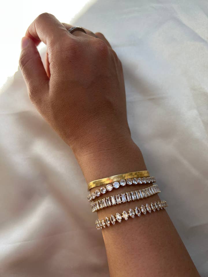 Bracelet de tennis en forme de poire pour la vente par Starlite By J