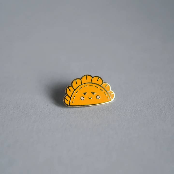 Spilla smaltata in oro Cornish Pasty per la vendita all'ingrosso da parte di Fox & the Bear