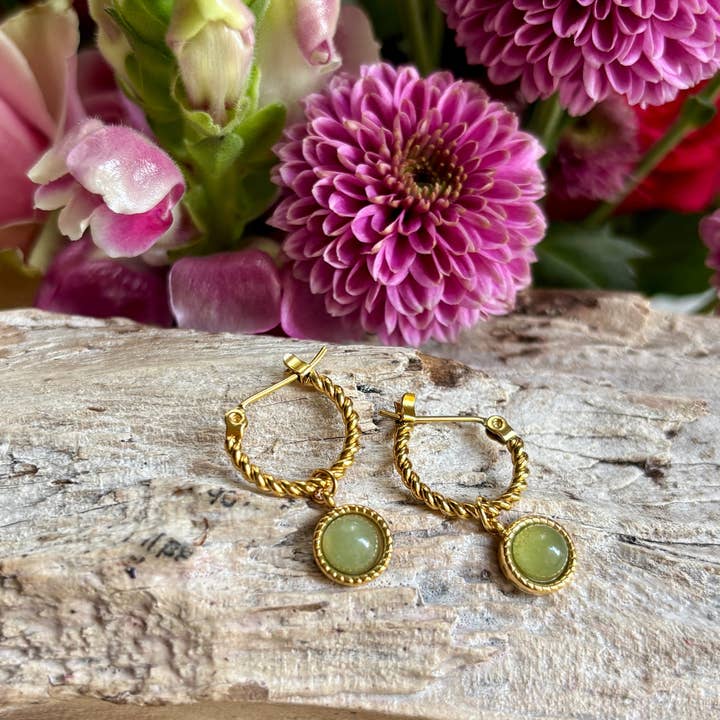 Örhängen i 18k guldpläterad aventurin med tvinnad design för wholesale av Ocean Ripples