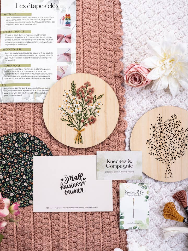 Broderibase kun blomsterdekoration – Klar til at brodere træ for engroshandel hos Kneckes & Compagnie