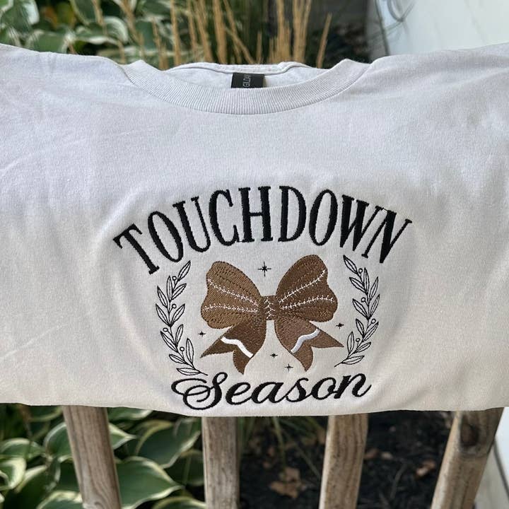 T-shirt Gildan brodé Football Saison Touchdown pour la vente par Your Embroidery Girl