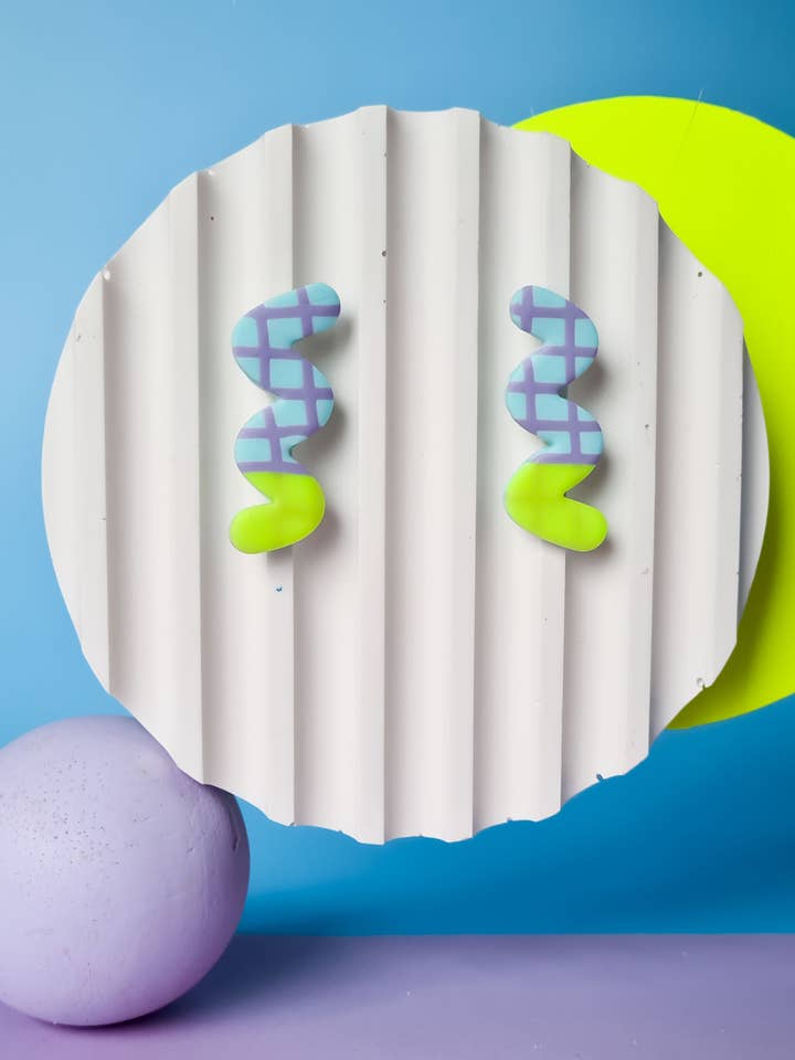 Boucles d’oreilles imposantes faites main en pâte polymère jaune néon et violet pour la vente par Mono