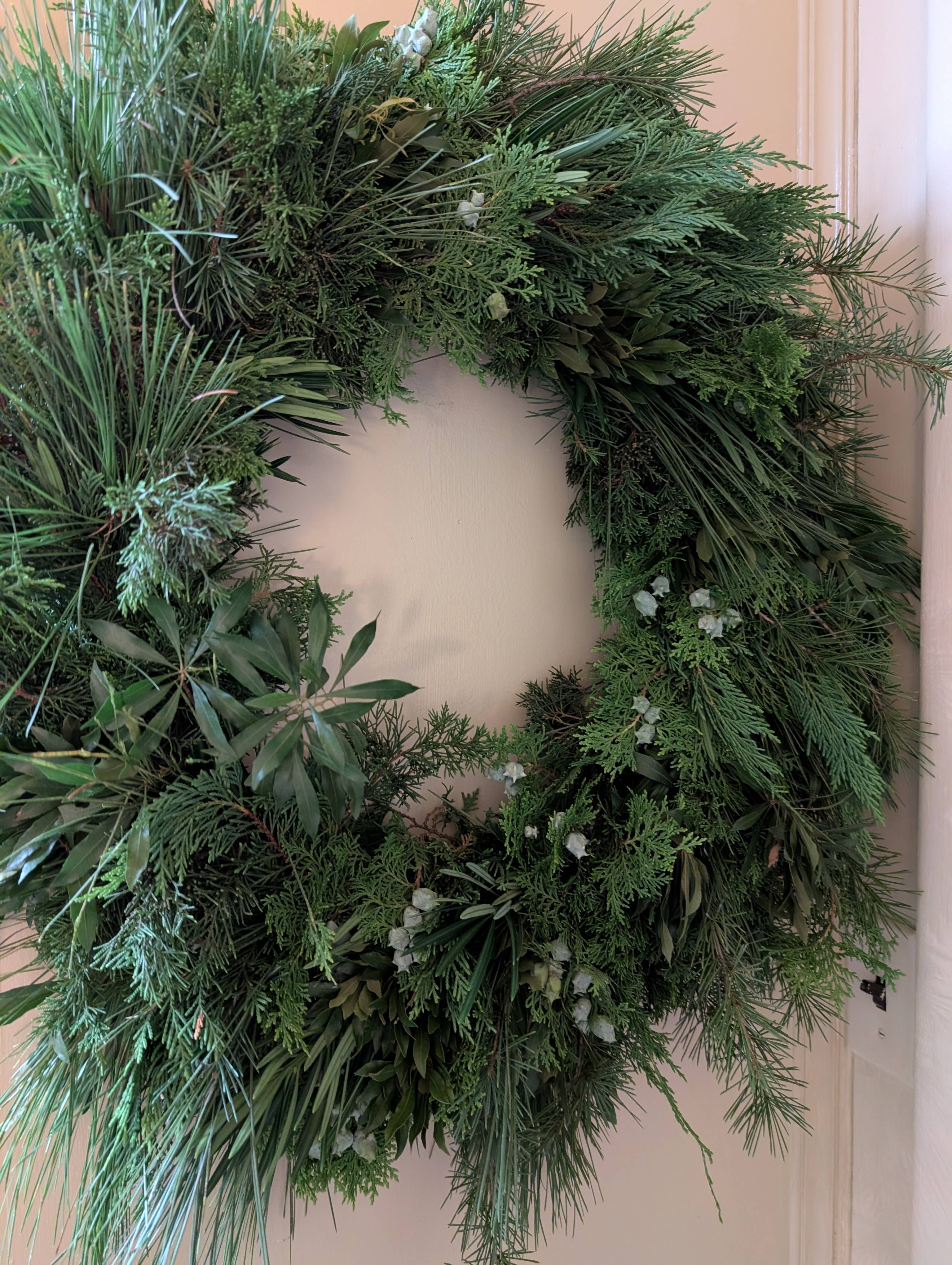 Lucknow Southern and Company - Vente Couronne - La couronne hivernale classique de Lucknow Southern Fresh Evergreens1