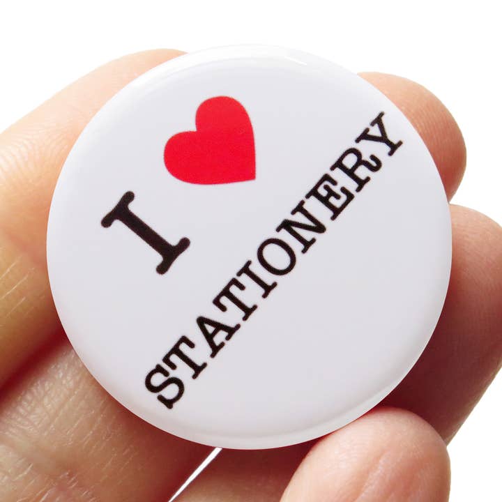 J'AIME LA PAPETERIE Badge à Épingle l Épingle Cœur Rouge pour la vente par Word For Word Factory