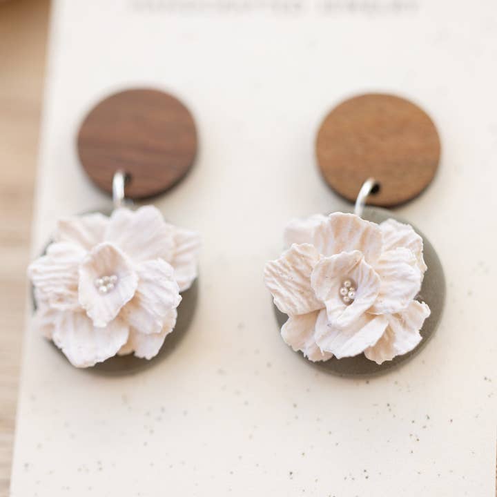 Crafted From Faith, LLC - Venta al por mayor Pendientes colgantes - Colgantes de clavel