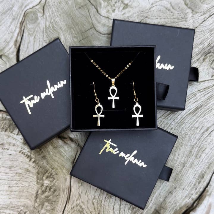 Set di orecchini e collana Dainty Ankh per la vendita all'ingrosso da parte di True Melanin LLC