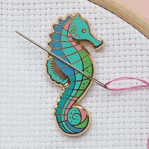 Seahorse Magnetic Needle Minder pour la vente par Caterpillar Cross Stitch