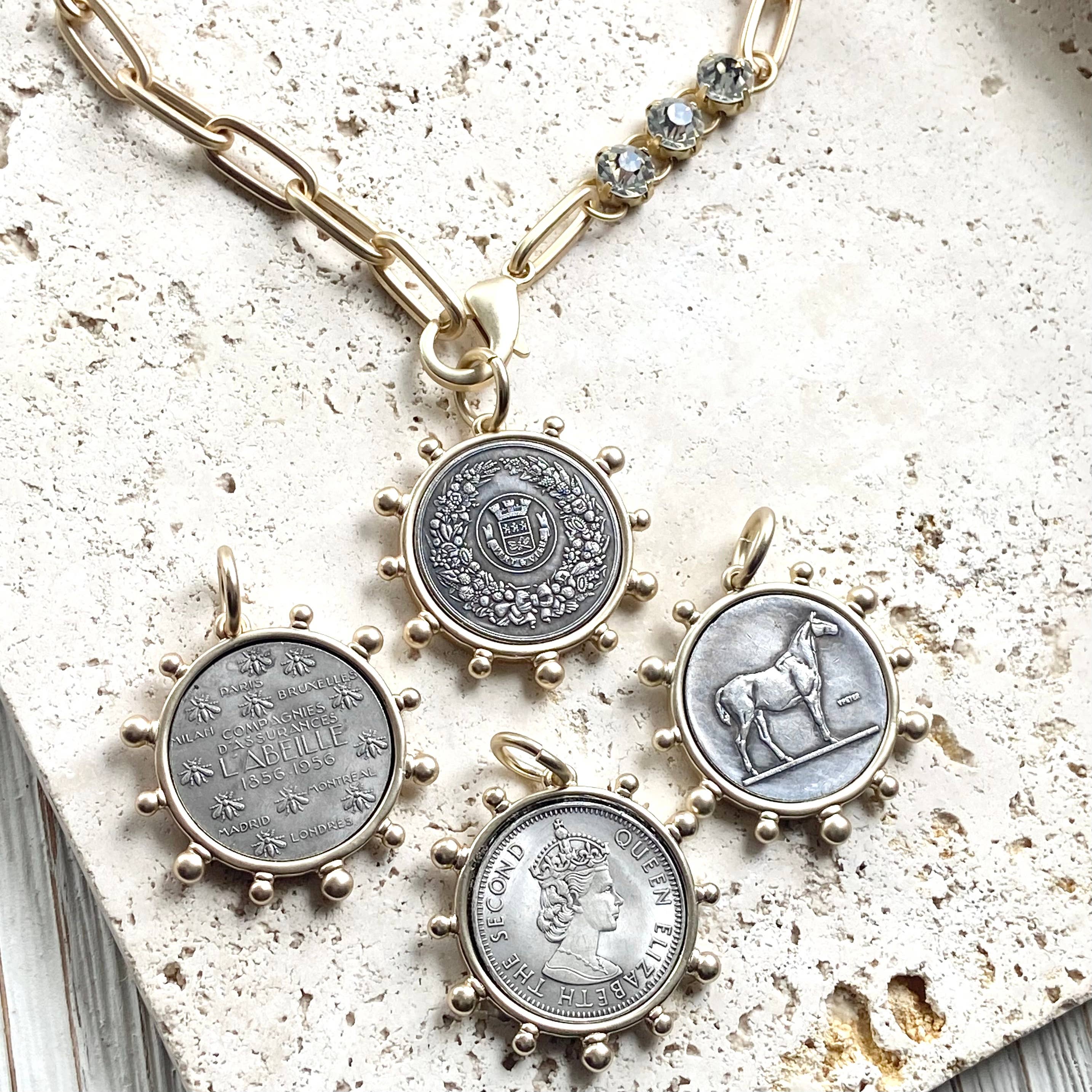 VB&CO Designs Handmade Jewelry - Vente Colliers à pendentif - Médaillon représentant un cheval, une reine de l'équitation et une abeille12