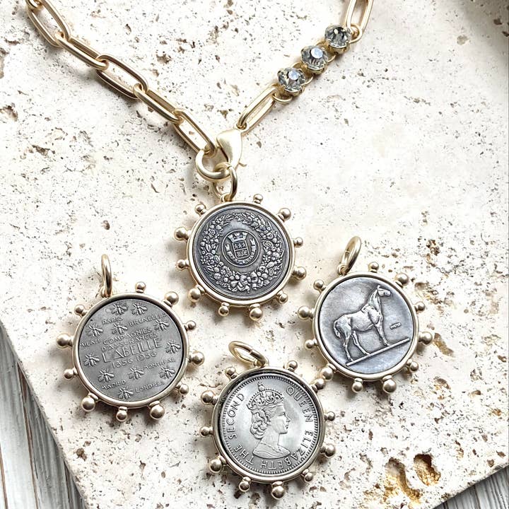 VB&CO Designs Handmade Jewelry - Vente Colliers à pendentif - Médaillon représentant un cheval, une reine de l'équitation et une abeille12