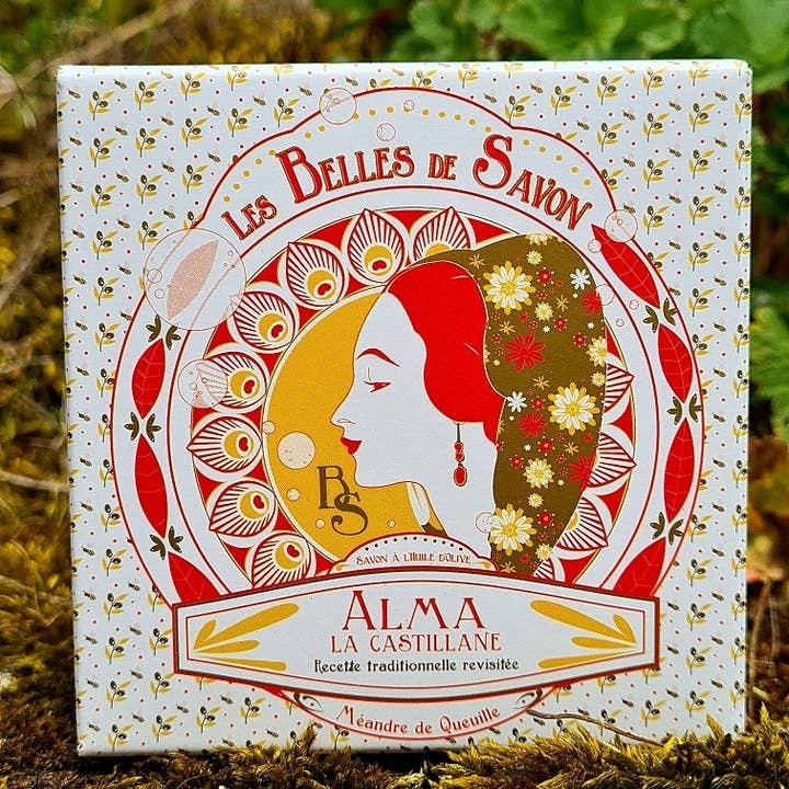 Natural soap with olive oil and organic soap flakes for wholesale by Les Belles De Savon