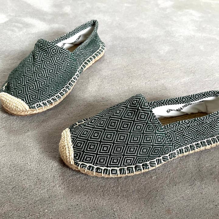 Krama Heritage - Vente Ballerines – femme - Les espadrilles Diamond Vert Forêt dans leur grand écrin naturel en feuille de palmier4