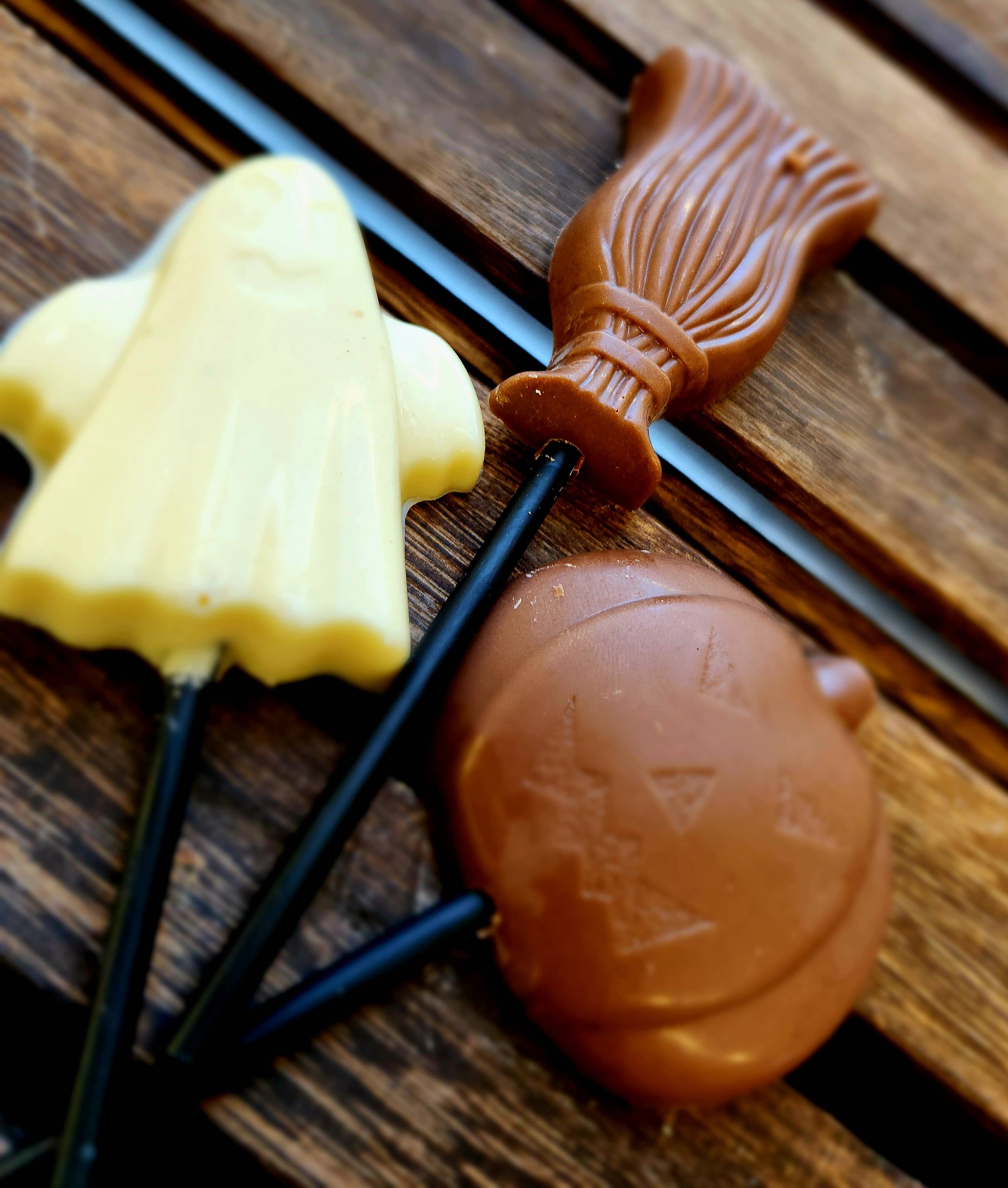 Cwtsh Chocolate – wholesale Lollipop – Halloween assorted chocolate lollipop trick or treat6