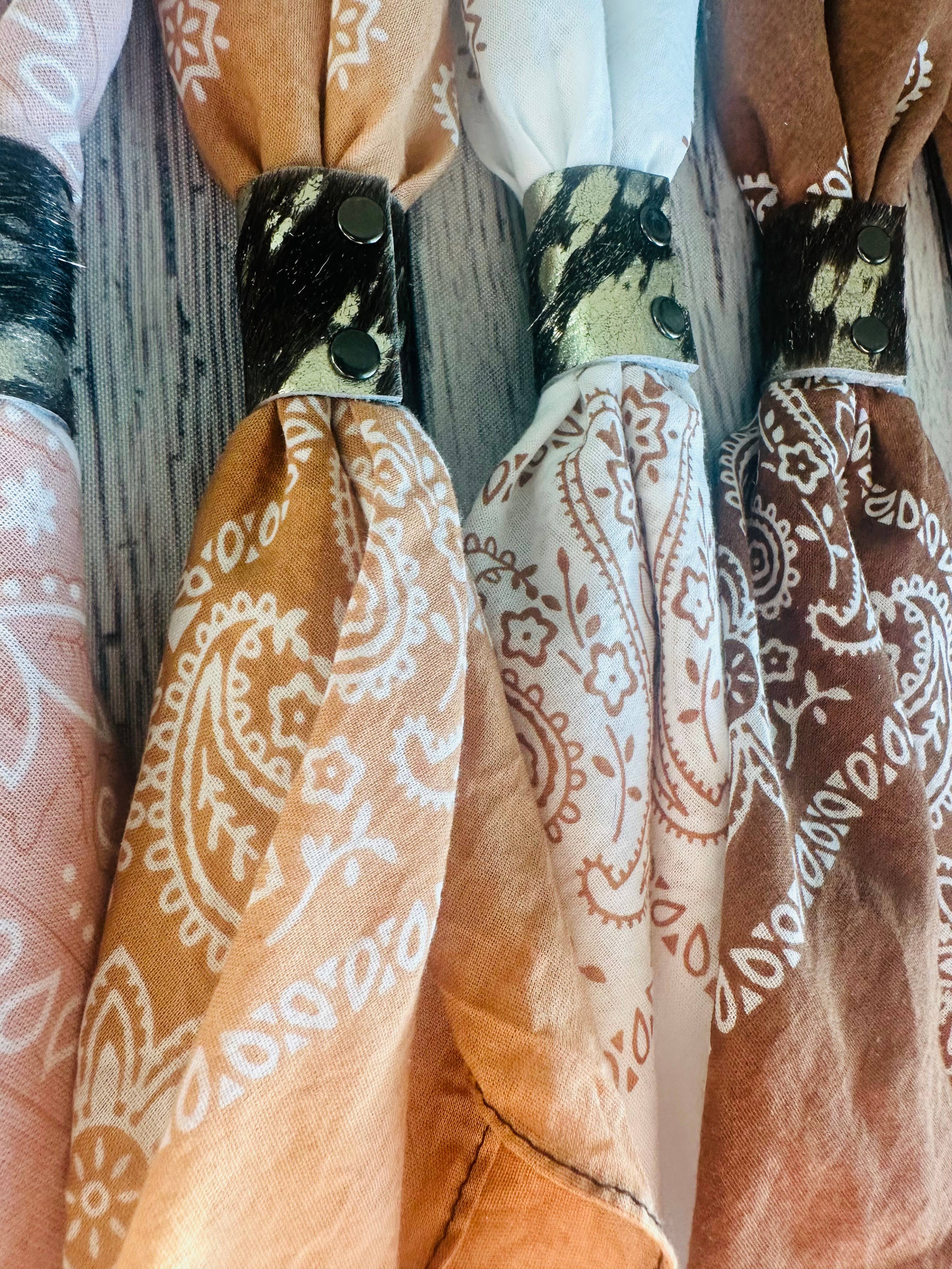 Boots Are My Roots – Großhandel Bandana – Damen – Terrakotta-Töne handgefärbte Bandanas mit Lederschiebern3