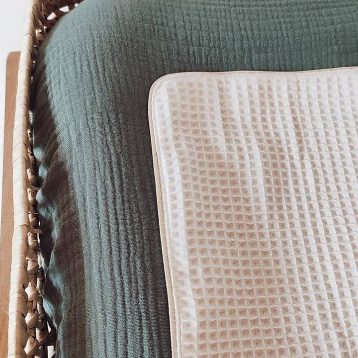 Grøn økologisk bomuld dobbelt gasbind skiftemåtte for engroshandel hos Les p'tites Merveilles de Bérénice