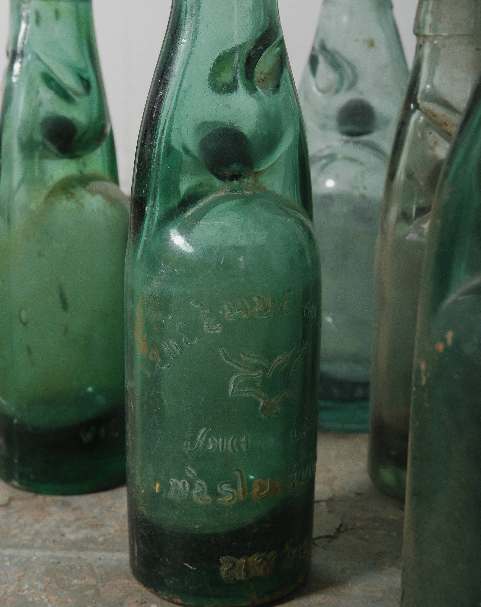 Golden Oldies Antiques - Vendita all'ingrosso Decorazioni da tavolo - Bottiglie Codd in vetro antico dall'Inghilterra1