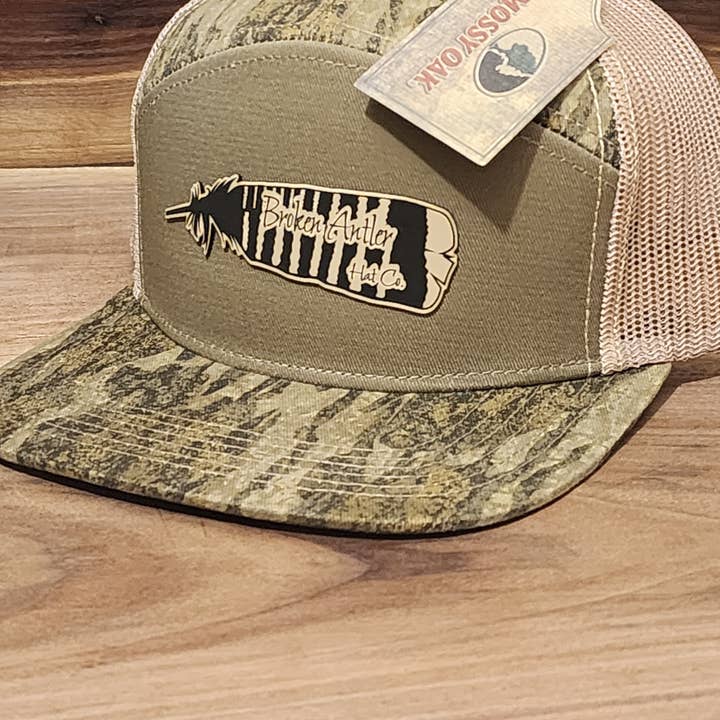 Broken Antler Hat Co- Tail Feather Mossy Oak new Bottomland för wholesale av Broken Antler Hat Co.