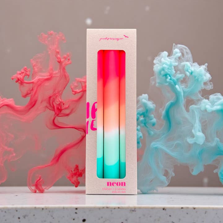 Candele da tavola neon dip dye, tonalità Watermelon Coast, set da tre per la vendita all'ingrosso da parte di Pink Stories