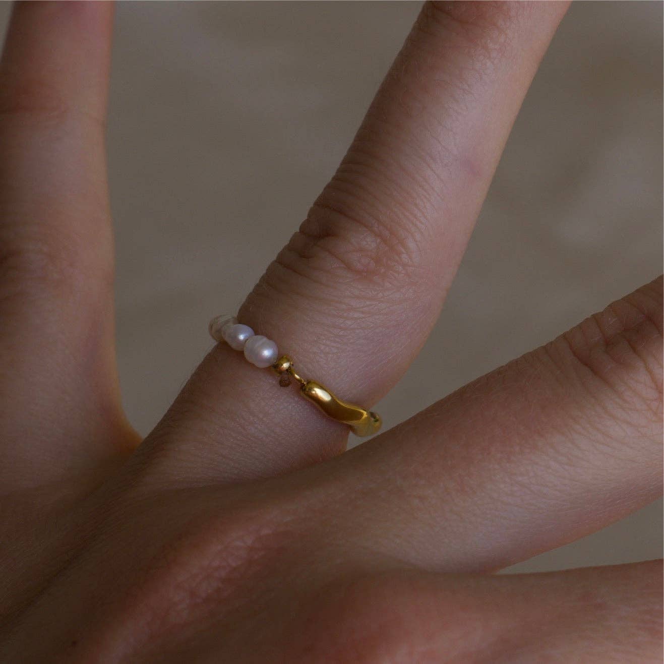 MeloMelo - Vente Anneau/bague à empiler - Bague Hubert texturée demi-perles demi-bandes dorées5