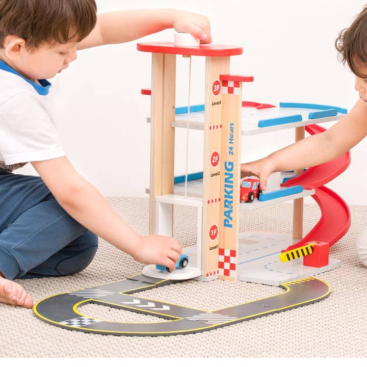 Parking avec autoroute et 3 voitures pour la vente par New Classic Toys EU