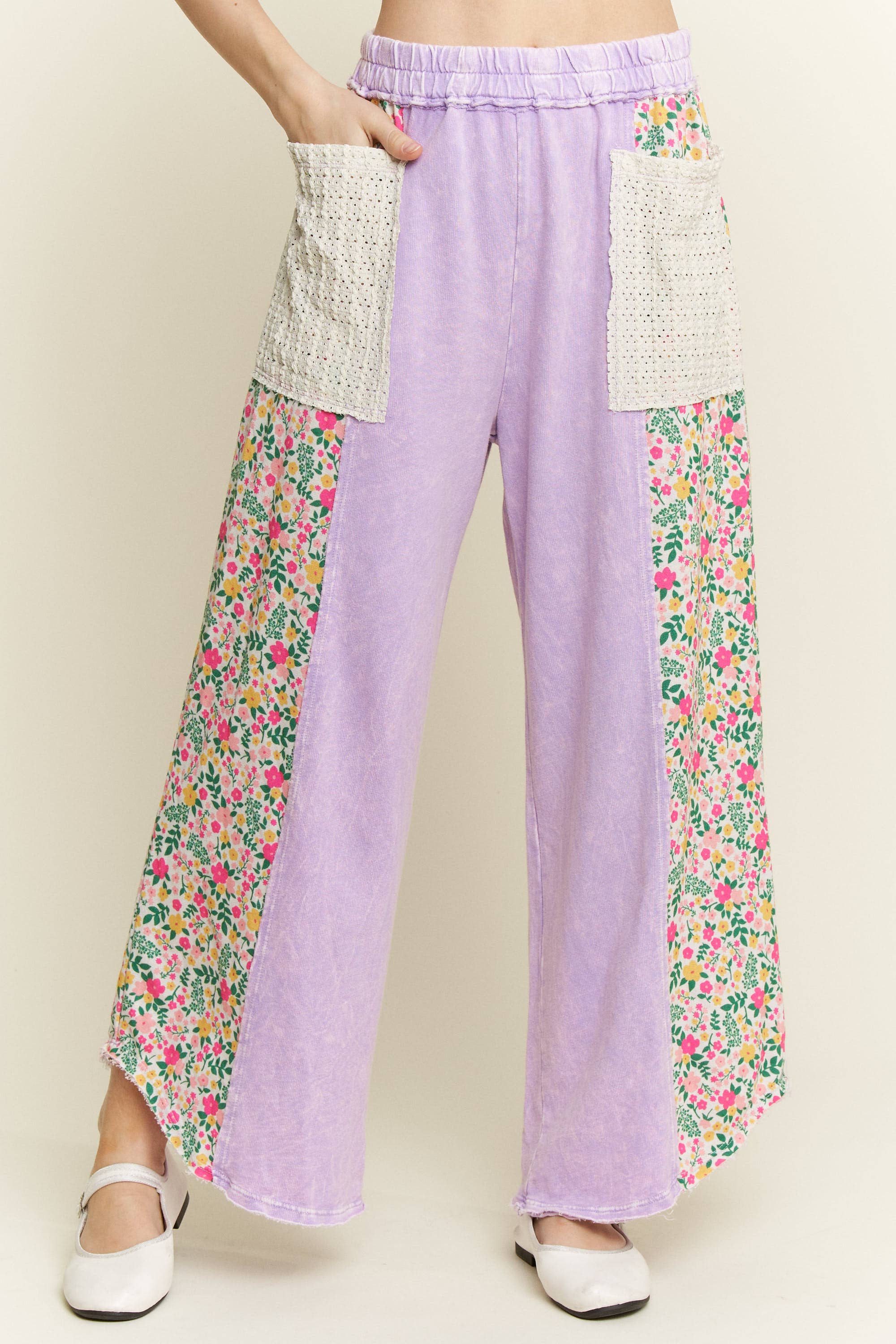 J.Her – wholesale Byxor - Dam – Mineraltvättade blommiga sidokortade byxor HP65396