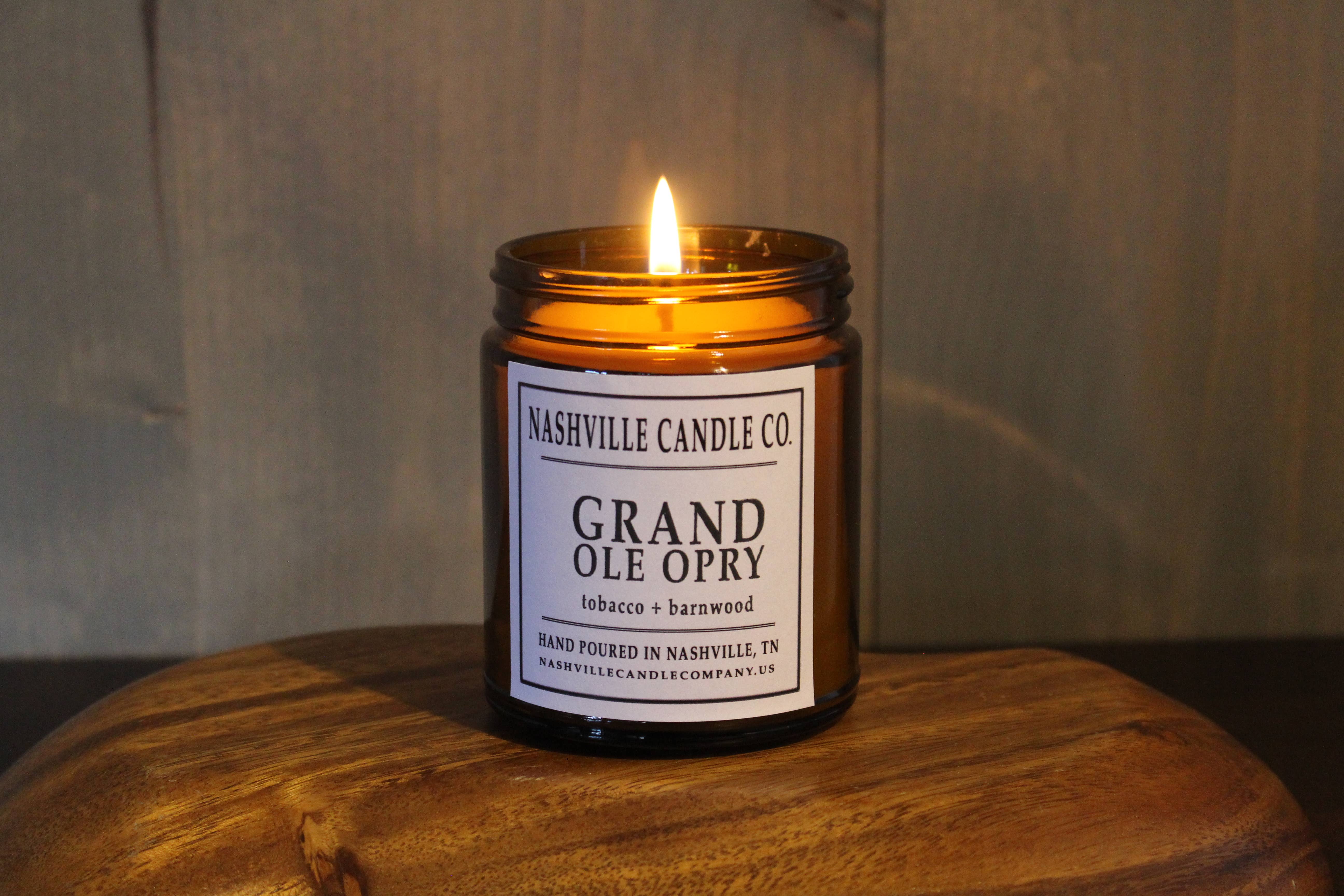 Nashville Candle Company - Venta al por mayor Velas en tarros - Grand Ole Opry | Tabaco + Barnwood