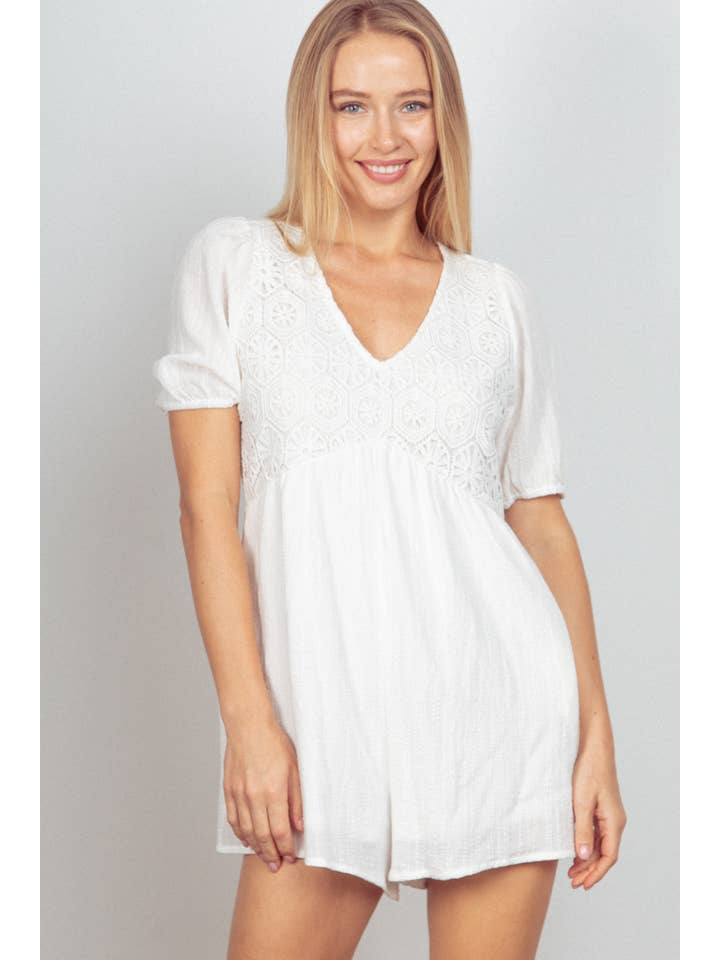 VERY J - Wholesale Romper - Dames - NP70387-Romper van stevig geweven stof met pofmouwen en kantdetails2