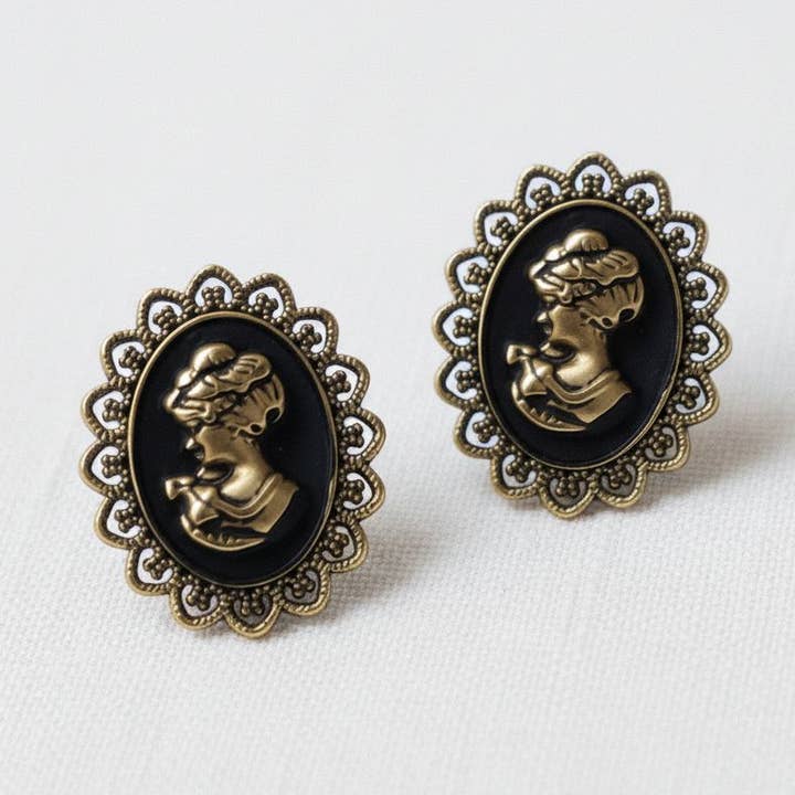 Boucles d'oreilles clous portrait camée d'inspiration vintage pour la vente par Ellemadera