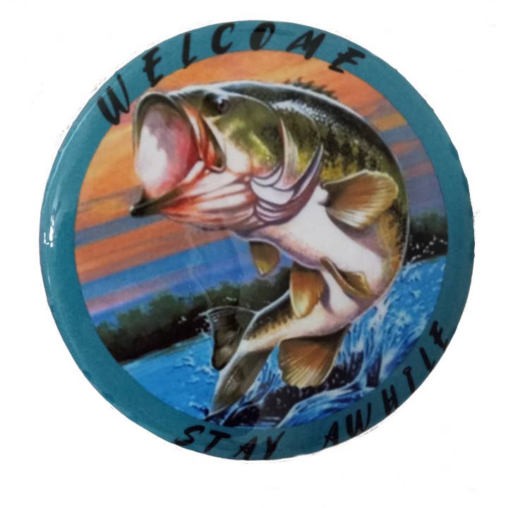 Pierre décorative pour jardin - Plaques. Bienvenue, séjournez un moment à l'achigan qui sort de l'eau. pour la vente par Saltwater Redneck