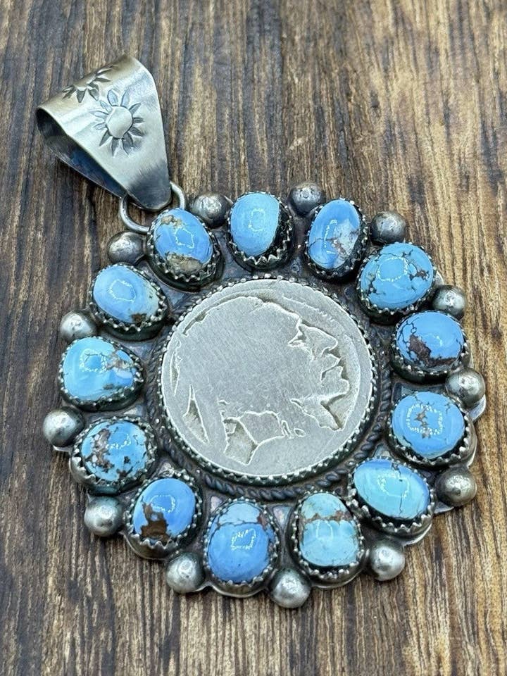 Navajo handgefertigter Anhänger aus Sterlingsilber mit Golden Hills Türkis-Cluster. für den Großhandel von Native City Jewelry