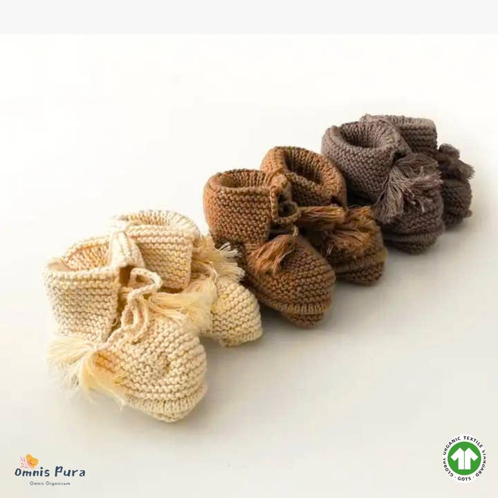 Håndstrikkede bløde babysokker med kvaster i økologisk bomuld for engroshandel hos Omnis Pura
